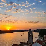 Lux Attic Old Town Rab Appartamento *